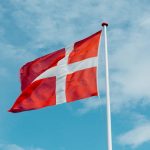 danska-zastava-na-jarbolu-beli-krst-crveno-polje