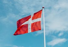 danska-zastava-na-jarbolu
