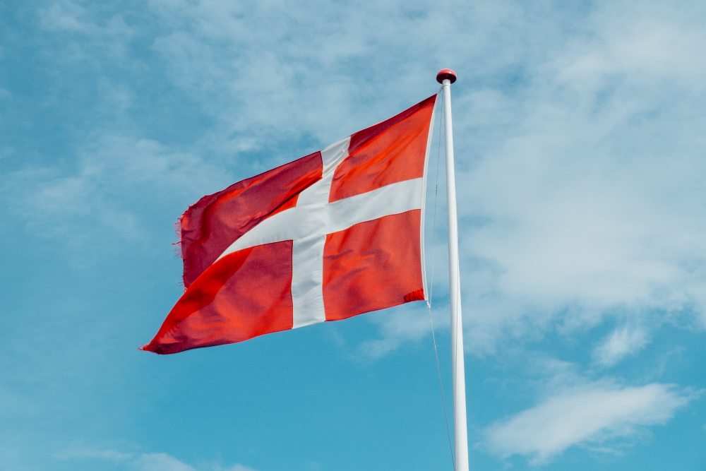 danska-zastava-na-jarbolu