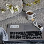 rad-iz-udobnosti-doma-krevet-laptop