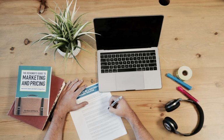 laptop-knjiga-marketing-pisanje-papir-sto