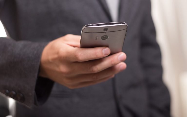 telefon u ruci