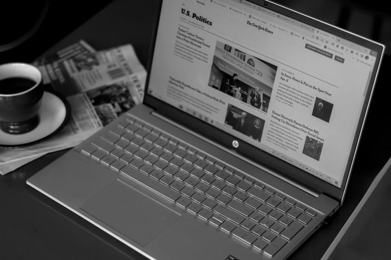 otvoreni-laptop-solja-kafe-novine